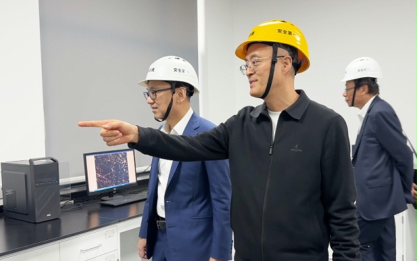 参观研发实验室