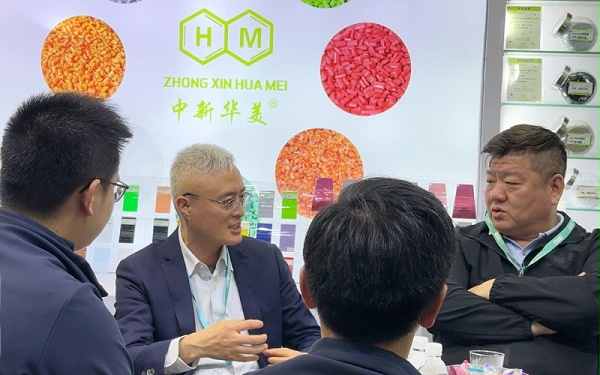 展会现场与奇美领导同事交流