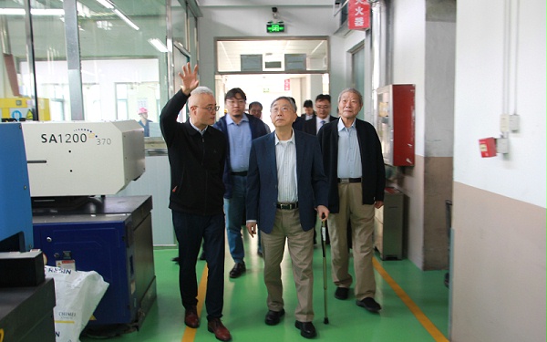 奇美实业许春华董事长参观研发小车间