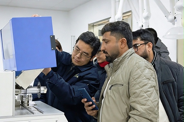 参观研发实验室