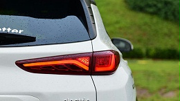 中新华美染色亚克力材料，为汽车尾灯提供可靠方案