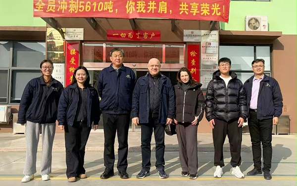 俄罗斯客户来访合影留念