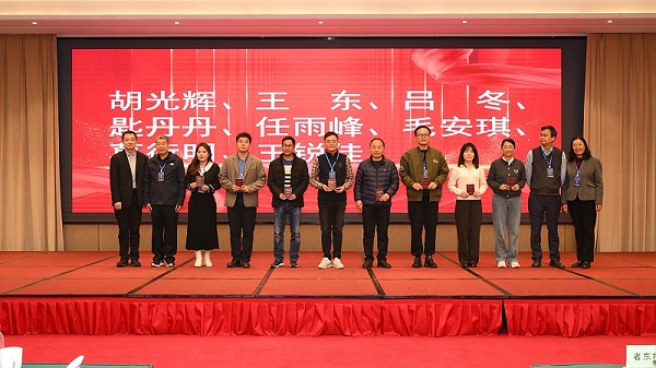 青岛中新华美塑料有限公司总经理王东等三人被聘请为副主任委员和委员。
