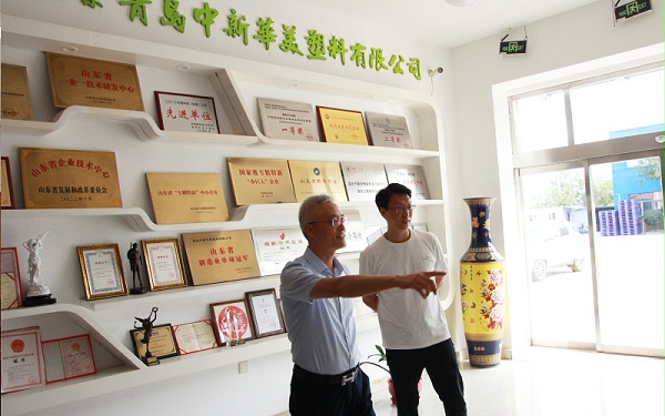 王总为朱志华主任介绍公司发展