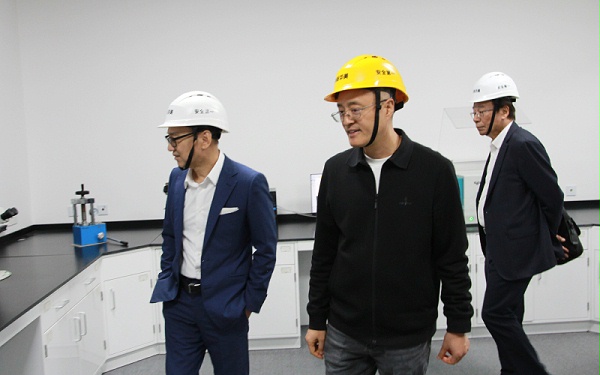参观研发实验室