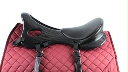 “好马配好鞍”赛级马鞍用碳纤维尼龙材料