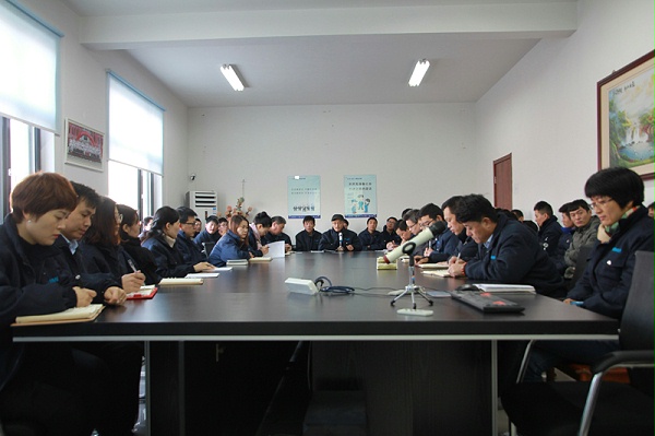 公司总经理王东先生强调公司要对每一位员工负责、对公司负责，公司要安全生产，各个工段不违规操作，以及可能存在的安全隐患，安全第一。