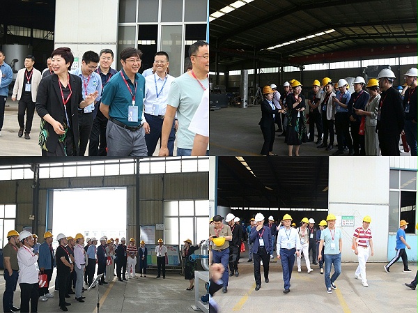 李秀梅总带领企业家参观整洁的工厂,兴奋地介绍着每一个角落
