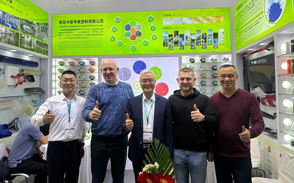 青岛中新华美总经理王东与注塑厂客户合影留念